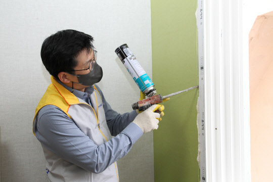 한국동서발전은 지역사회 주거안정 개선과 일자리 창출을 돕는 '신박한 에너지 정리' 프로젝트를 시작했다고 29일 밝혔다. <한국동서발전 제공>